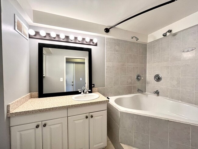 Building Photo - 2115 Ala Wai Blvd