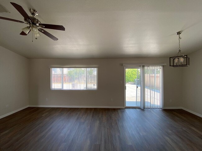 Building Photo - Silver Creek Beauty