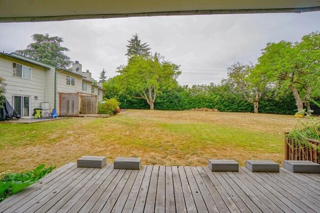 Building Photo - THREE BEDROOM TOWN HOME WITH GARAGE IN HAZEL DELL