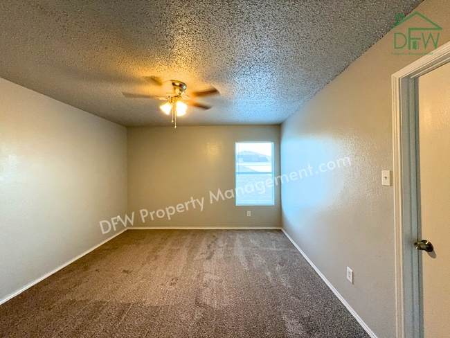 Building Photo - Spacious 4-Bedroom Home with Fireplace & Large Backyard in SW Fort Worth