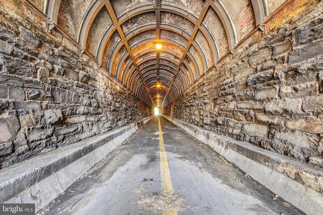 Building Photo - 906 S Washington St