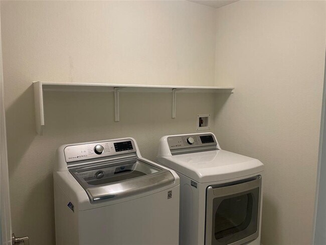 Building Photo - 13902 Ilex Dr