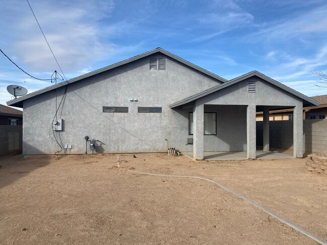 Building Photo - 3 Bedroom 2 Bathroom Home