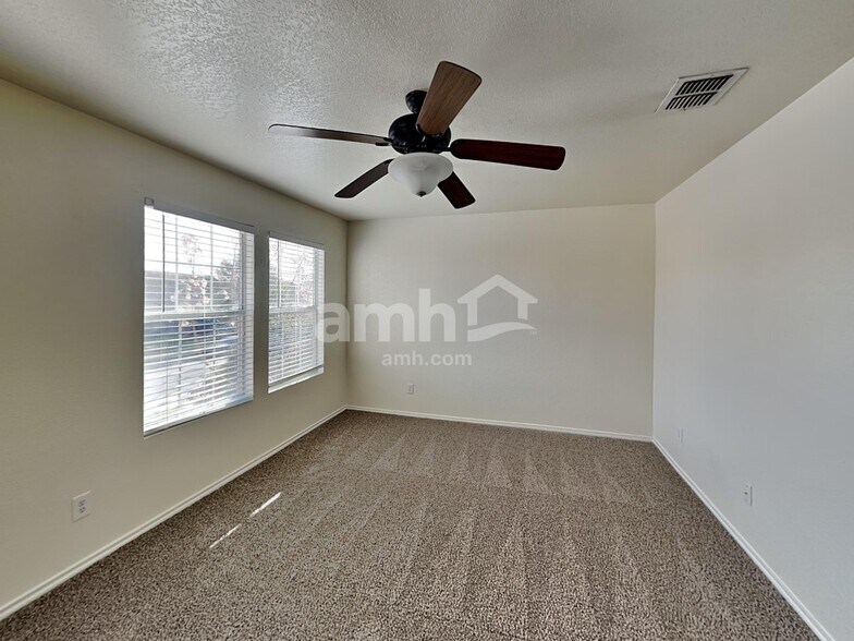 Building Photo - 729 Northern Lights Dr