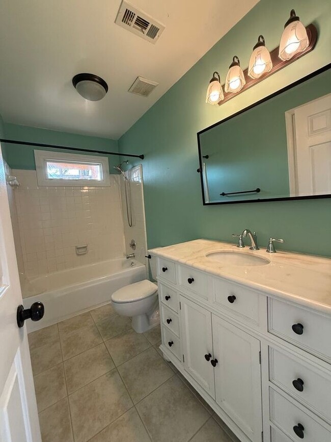 Building Photo - For Rent - Split Level Brick Home in South Nashville with Garage