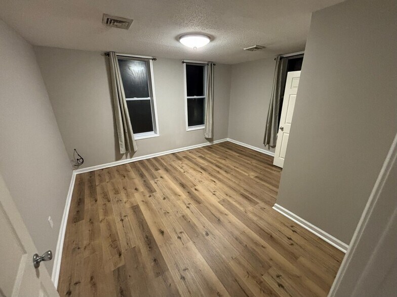 Building Photo - 1522 Main St