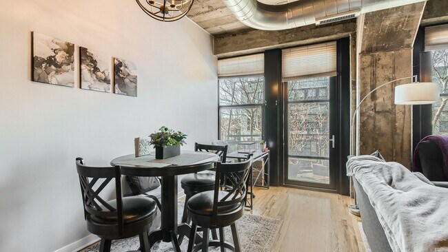 Building Photo - 1071 W 15th St