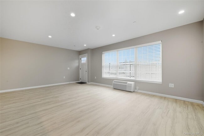 Building Photo - 71 N Main St