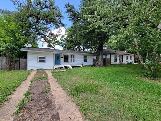 Building Photo - 111 Wisteria St