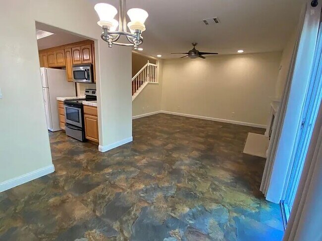 Building Photo - Well Kept 3 Bedroom, 2.5 Bath Home in High...