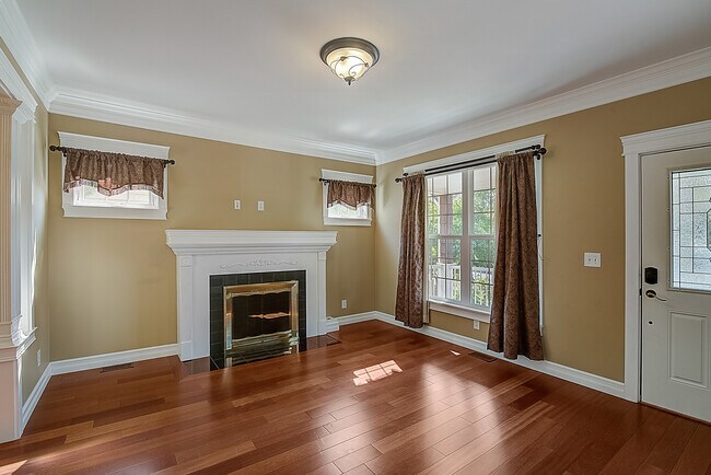 Building Photo - 5042 7th Ave NE