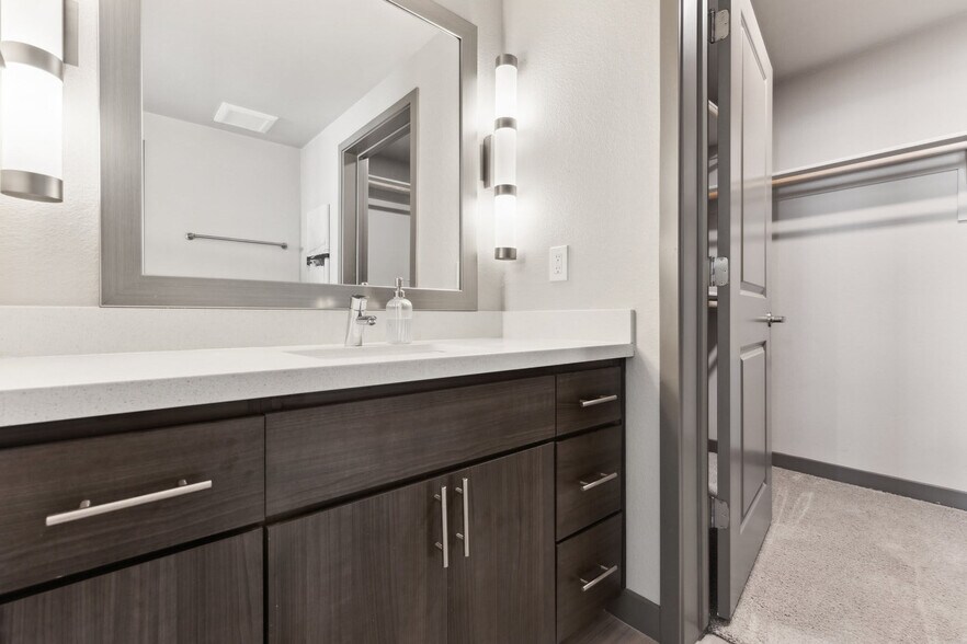 Building Photo - 400 N 2nd Ave