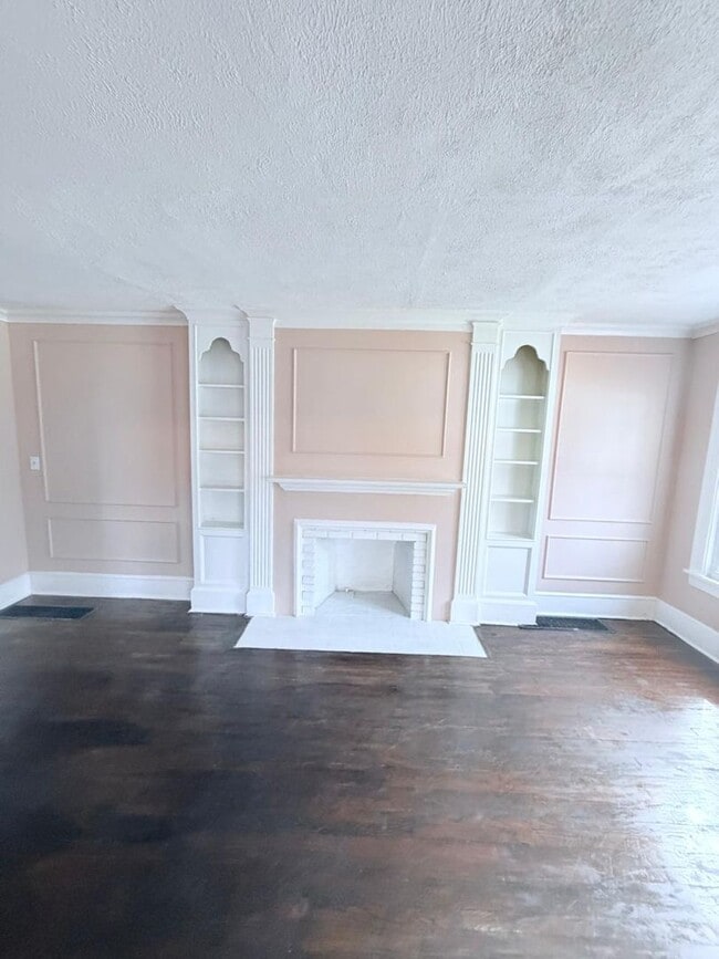 Building Photo - Spacious 4-Bedroom Single-Family Home with 2-Car Garage in Cleveland Heights