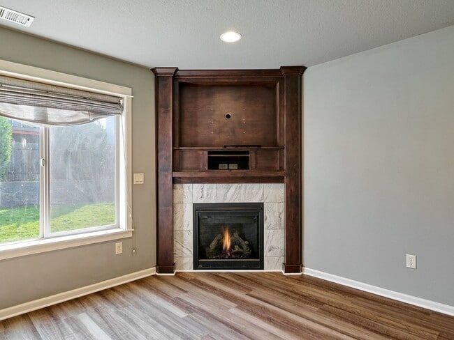 Building Photo - Beautiful 4 bedroom/2.5 Bath Home On Large...