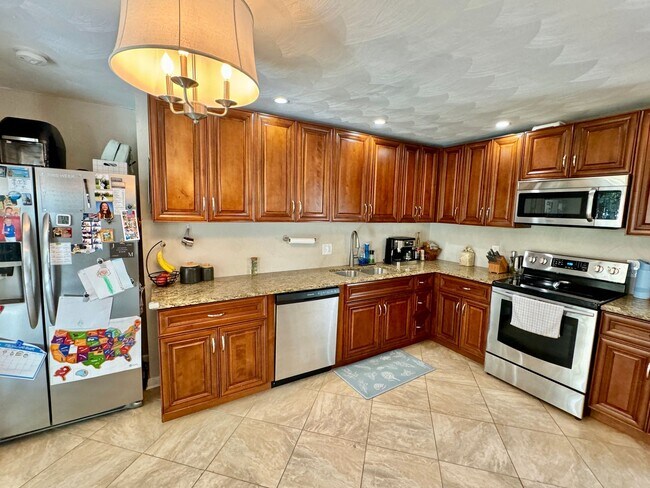 Building Photo - BEAUTIFUL HOME CLOSE TO AIRPORT AND MILITARY BASE.