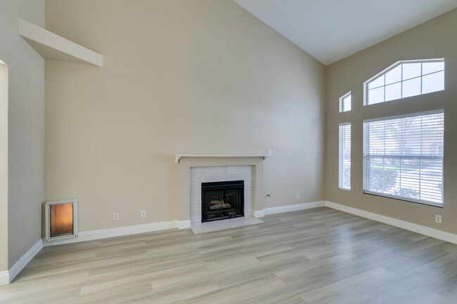 Building Photo - Charming 2-bedroom townhome in Green Valley!