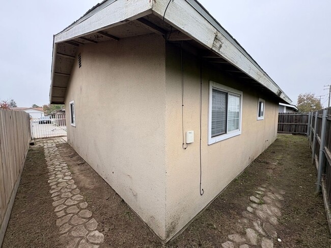 Building Photo - SE Tulare Home Near Shopping Center Rent Ready!