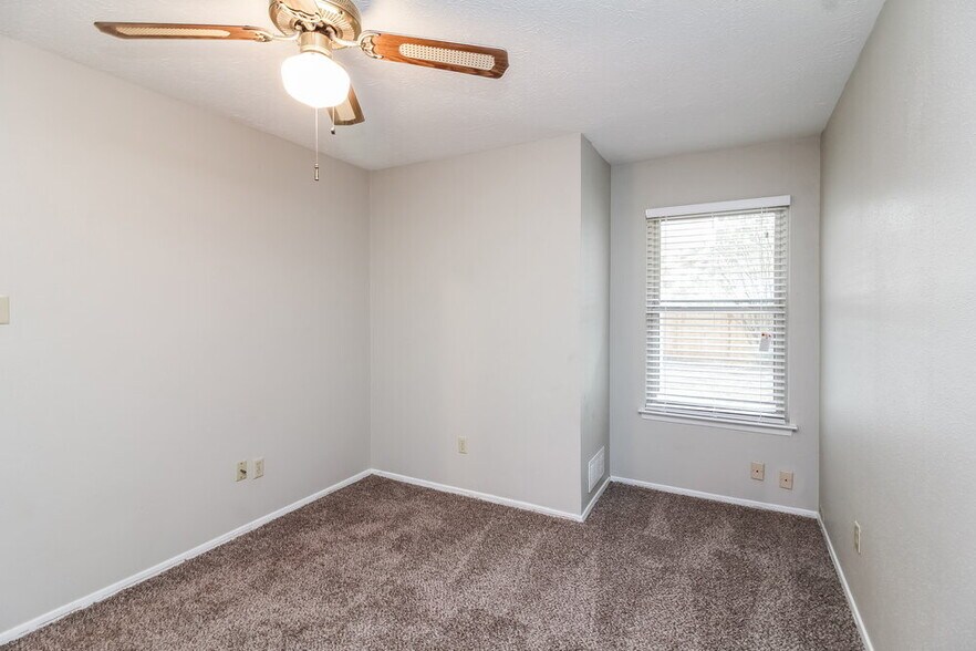 Building Photo - 2310 Overbrook Dr