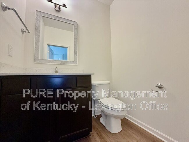 Building Photo - 852 Halford Pl