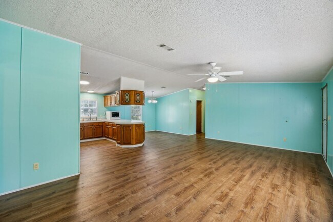 Building Photo - Spacious 3/2 Home on Nearly an Acre in Fer...