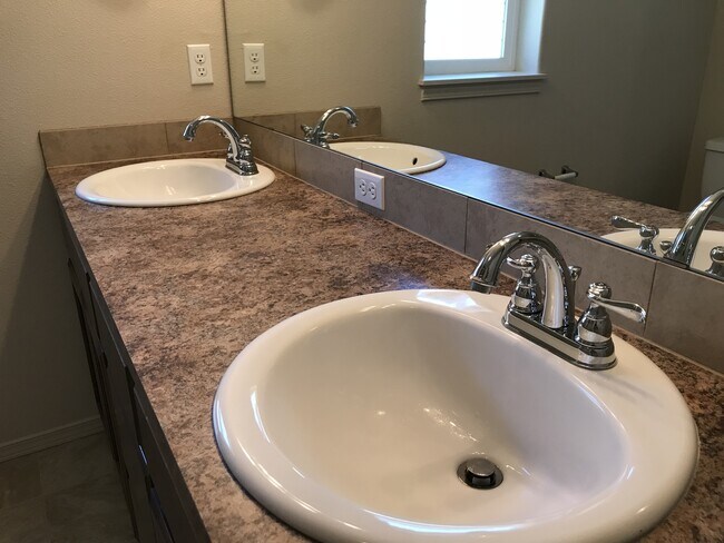 Building Photo - ONE MONTH FREE OF RENT!! Well Maintained, High Ceilings, Bonus Room, Great Location!