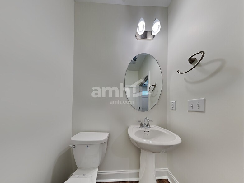 Building Photo - 223 S Live Oak Dr