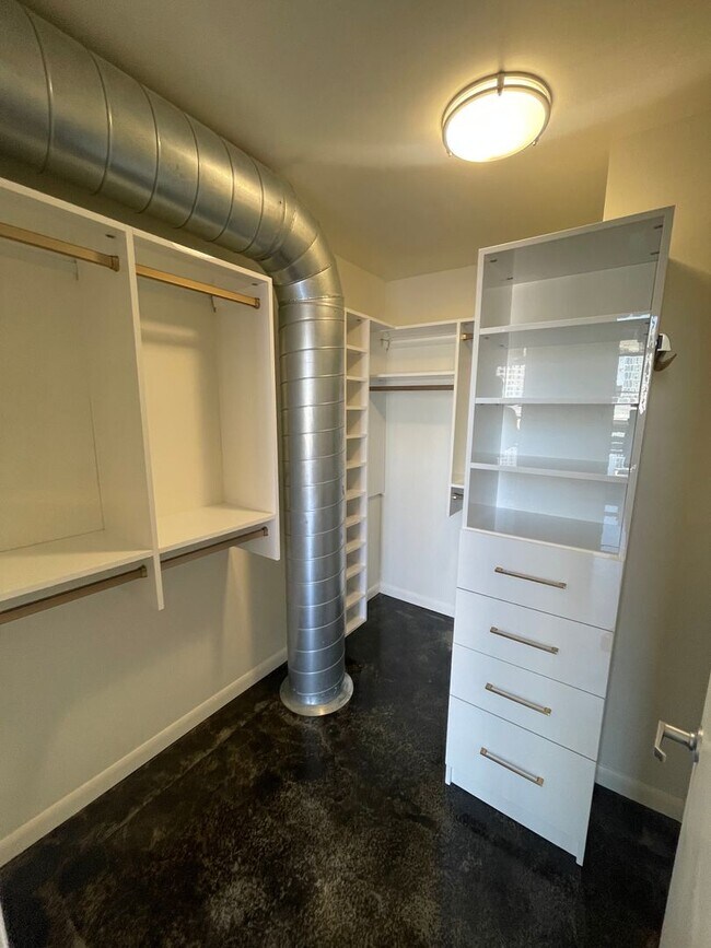 Building Photo - Sleek and Sophisticated: Upscale 1-Bdrm/2b...