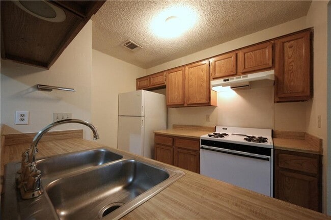 Building Photo - 12212 Alderbrook Dr