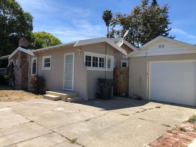 Building Photo - 1835 Estudillo St