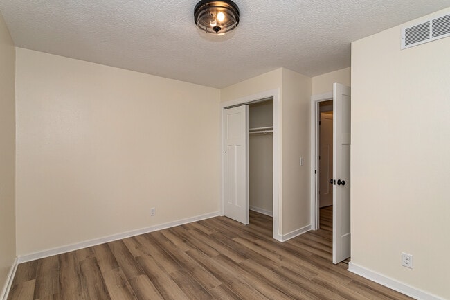 Building Photo - 105 Lynwood Dr