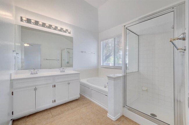 Building Photo - 1912 Avante Dr