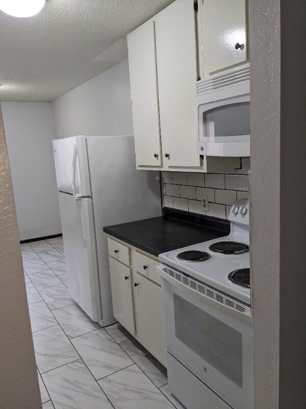 Building Photo - 300 Hopp Ave