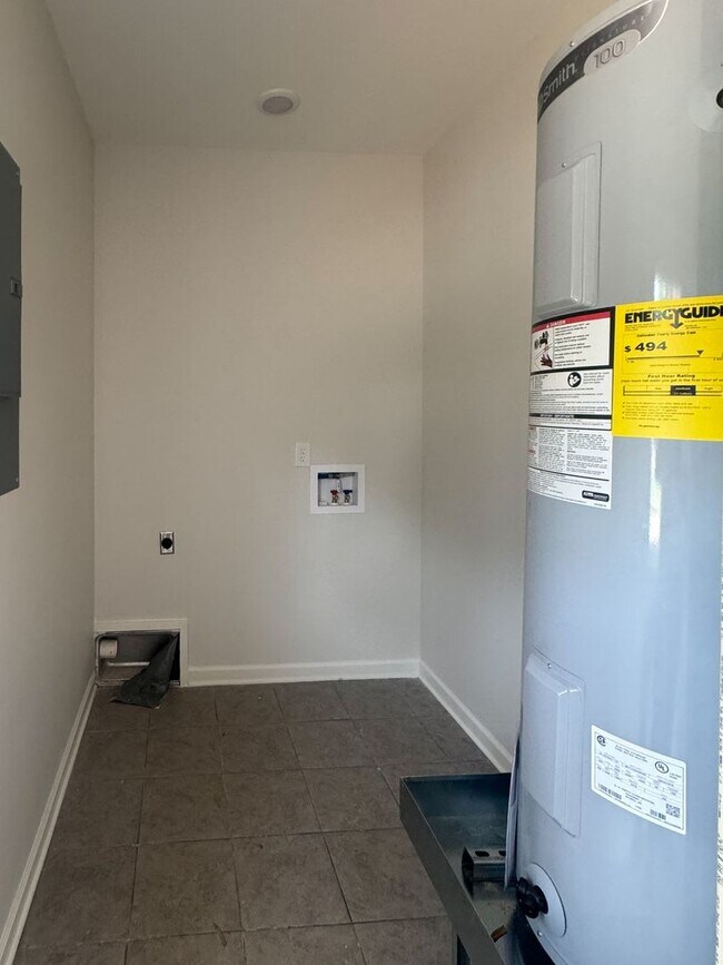 Building Photo - Recently Renovated 2 Bedroom 1 Bath Apartm...
