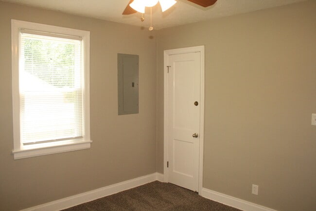 Building Photo - 2833 Colonial Cir