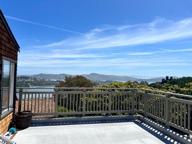 Building Photo - ONE LEVEL ONE BEDROOM TOP-UNIT CONDO IN HEADLANDS WITH STUNNING BAY VIEWS