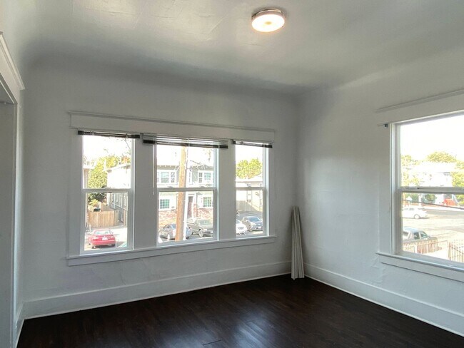 Building Photo - Two Bed, One Bath Apartment Located Downtown