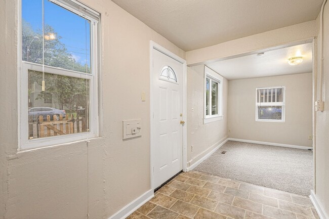 Building Photo - Single Family home, 2 Beds 1 Bath close to...