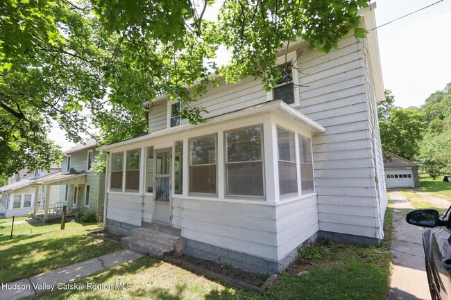 Primary Photo - 16 Maple St