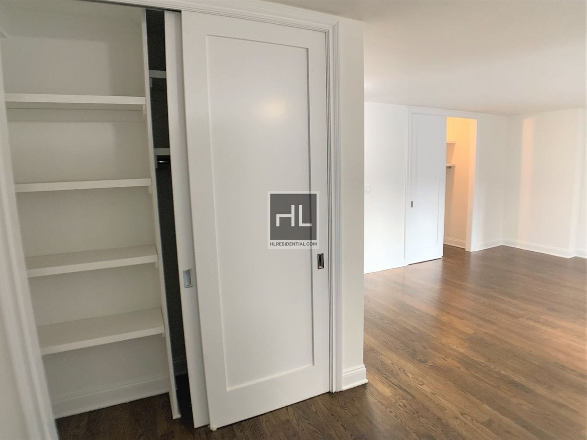 Building Photo - 5 AVENUE