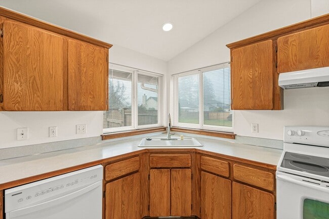 Building Photo - Beautiful 3-Bedroom, 2-Bath Home on a Corner Lot in Spanaway