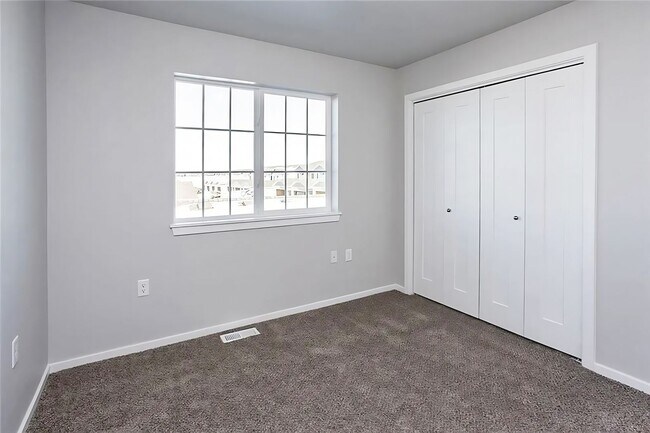 Building Photo - 3 Bed 3 Bath Townhouse Close to the YMCA and New Waukee Area