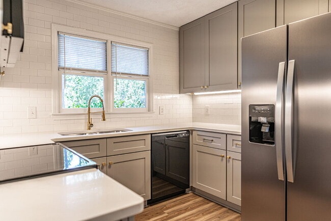 Building Photo - 1355 Longleaf Dr E