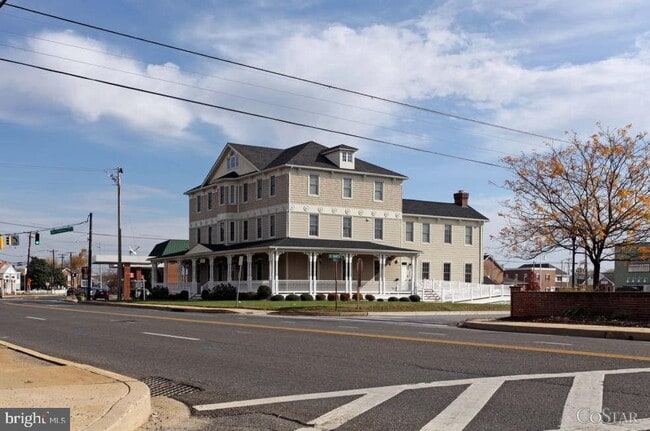 Building Photo - 303 Charles St