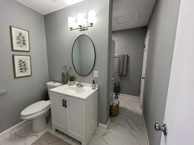 Building Photo - Updated 1 Bedroom 1 Bath Condo in Well Maintained HOA Community