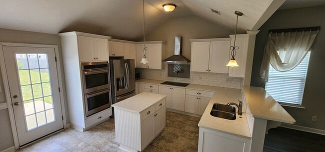 Building Photo - 3 Bedroom 2 bath Across the street from Fo...