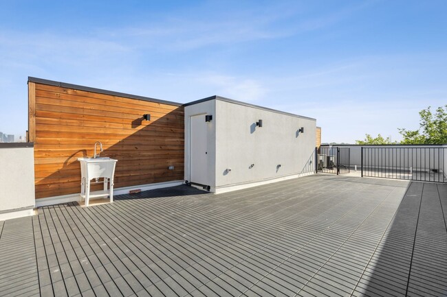 Building Photo - 3 Story Townhome with Roof Top Deck