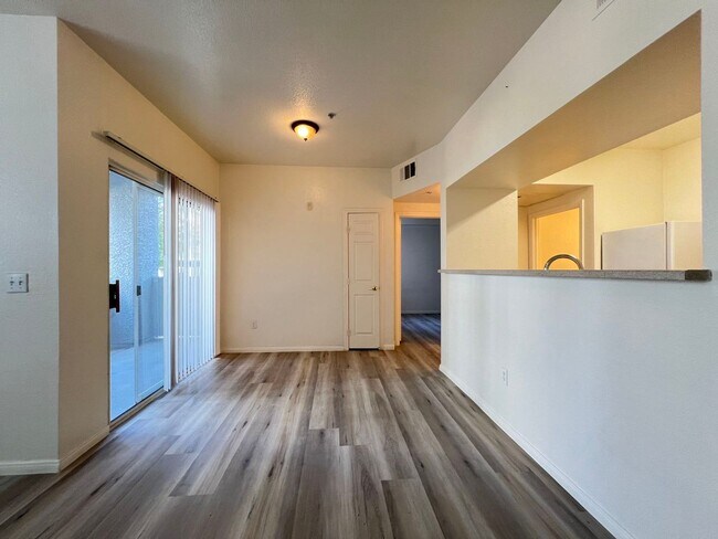 Building Photo - Sweet condo on the first leve