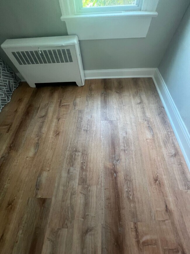 Building Photo - Bright 2-Bedroom with Spacious Bath & Priv...