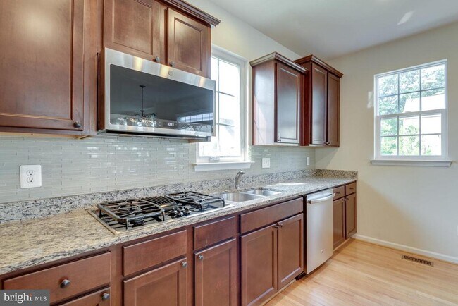 Building Photo - 10424 Goldenrod Dr