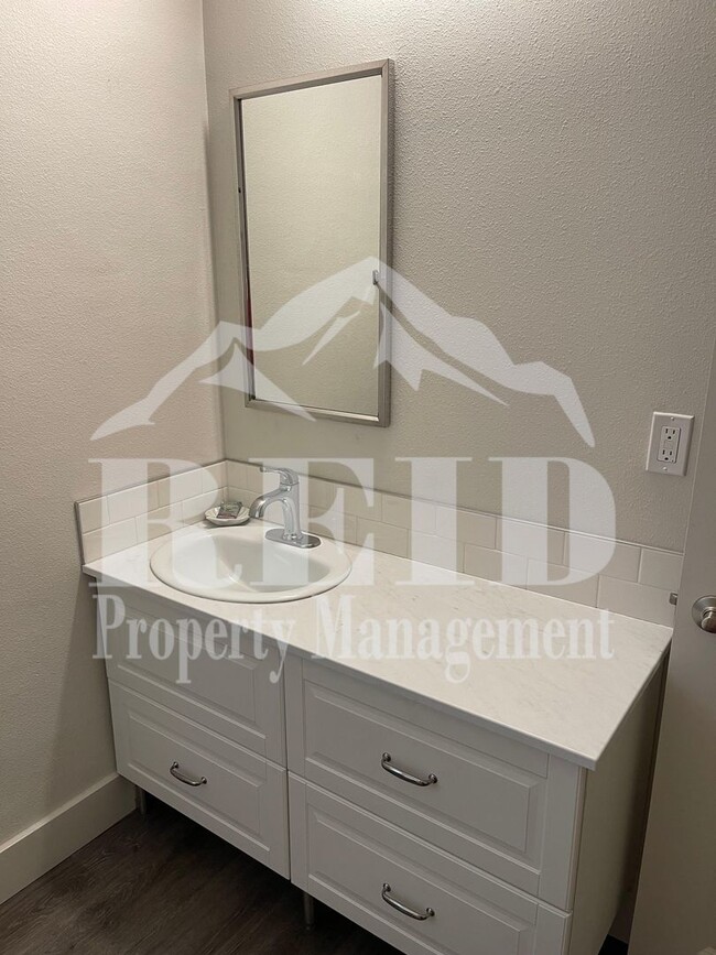 Building Photo - FURNISHED 1 BEDROOM 1 BATH APARTMENT  - BREMERTON